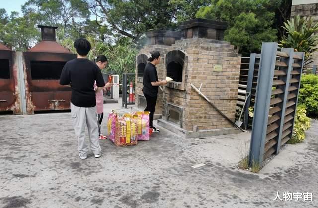 他太太离世4年仍无法释怀，带子女移民，直言适应英国生活不容易