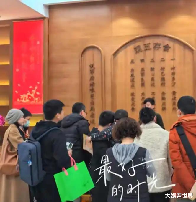51岁董卿带儿子参加活动，本人打扮低调发胖不少，儿子正面照曝光