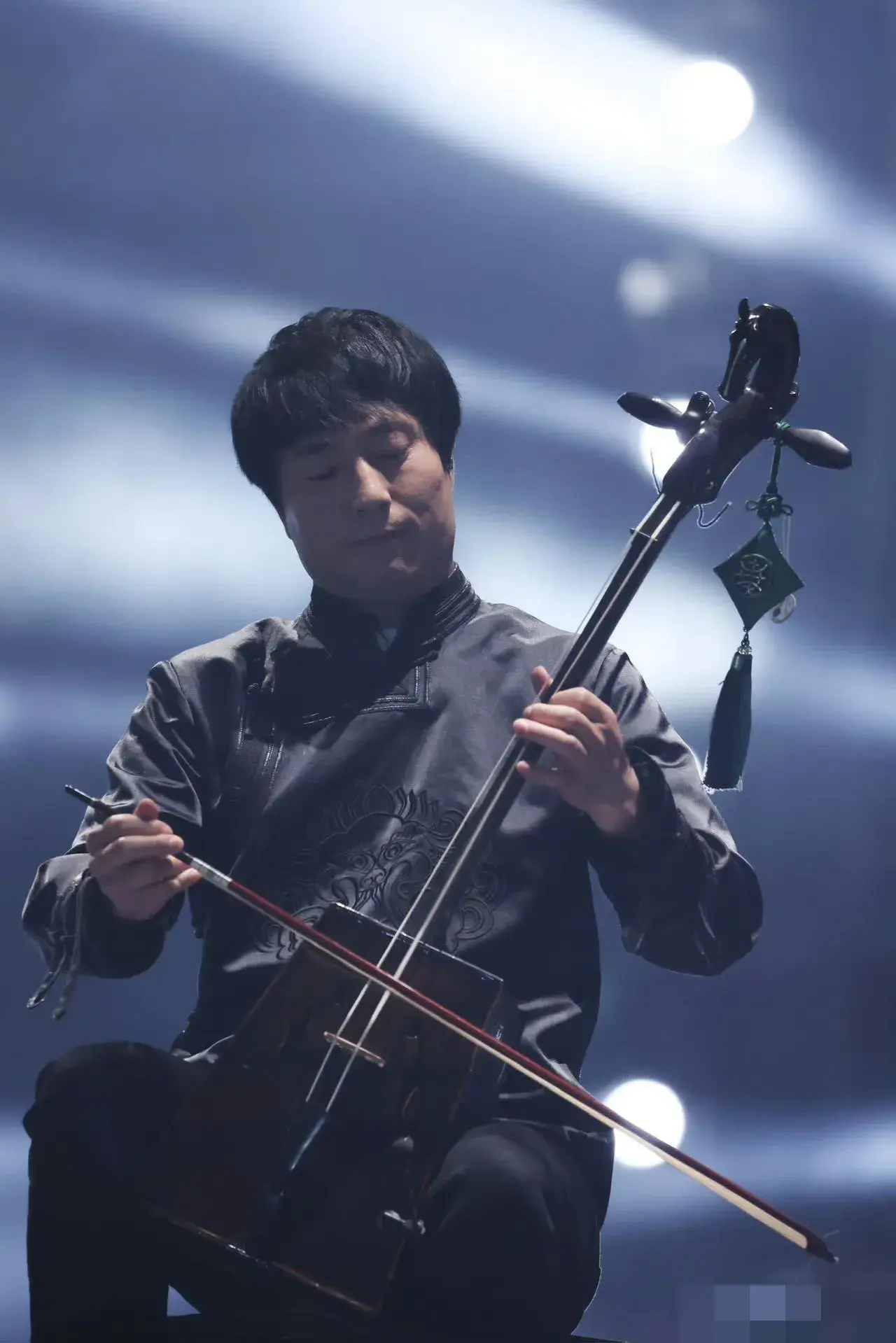 华晨宇演唱会后低调现身武汉街头排队买小吃,粉丝内心忐忑却没打扰