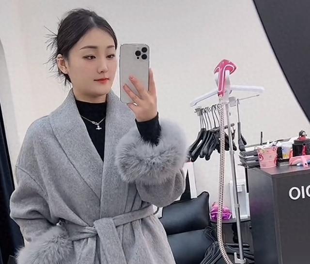 大衣嫂晒孙子正脸照,外貌酷似朱雪梅,网友担心其智商有问题