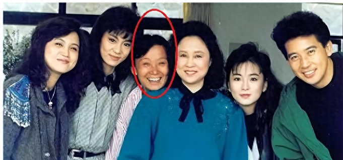 两女侍一夫45年、为原配绝育，给原配赚钱，72岁原配主动给她让位