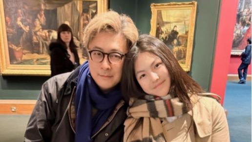 李湘一家三口英国看展，王岳伦逆生长，王诗龄一身行头超4万