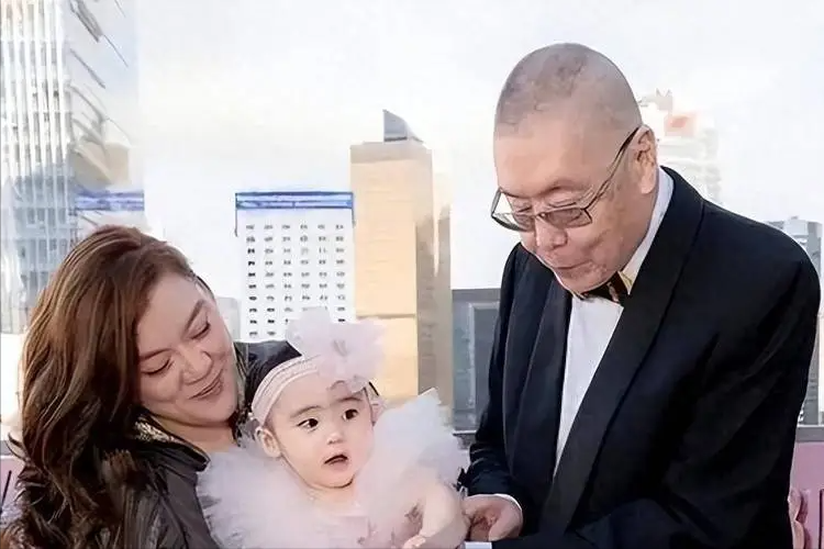 41岁嫁入豪门,努力为85岁老公拼3胎,小37岁娇妻:他让我很满足