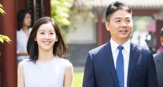 章泽天亮相威尼斯艺术展,与章子怡同框站C位,气场丝毫不输明星