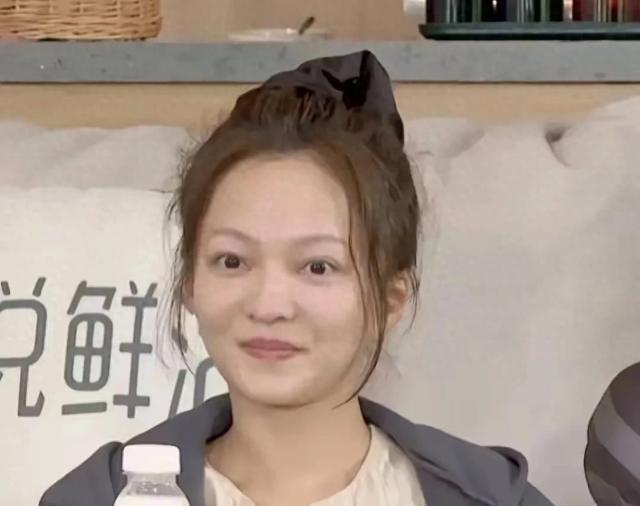 张韶涵|张韶涵42岁素颜亮相《青春环游记》，网友热议其保养秘诀