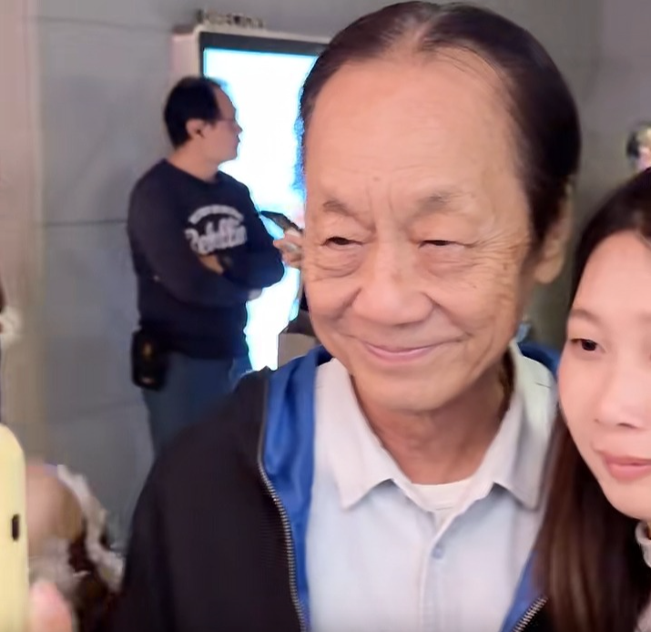 80岁许冠武近照曝光,与许冠文差距明显,最像已故的许冠英!