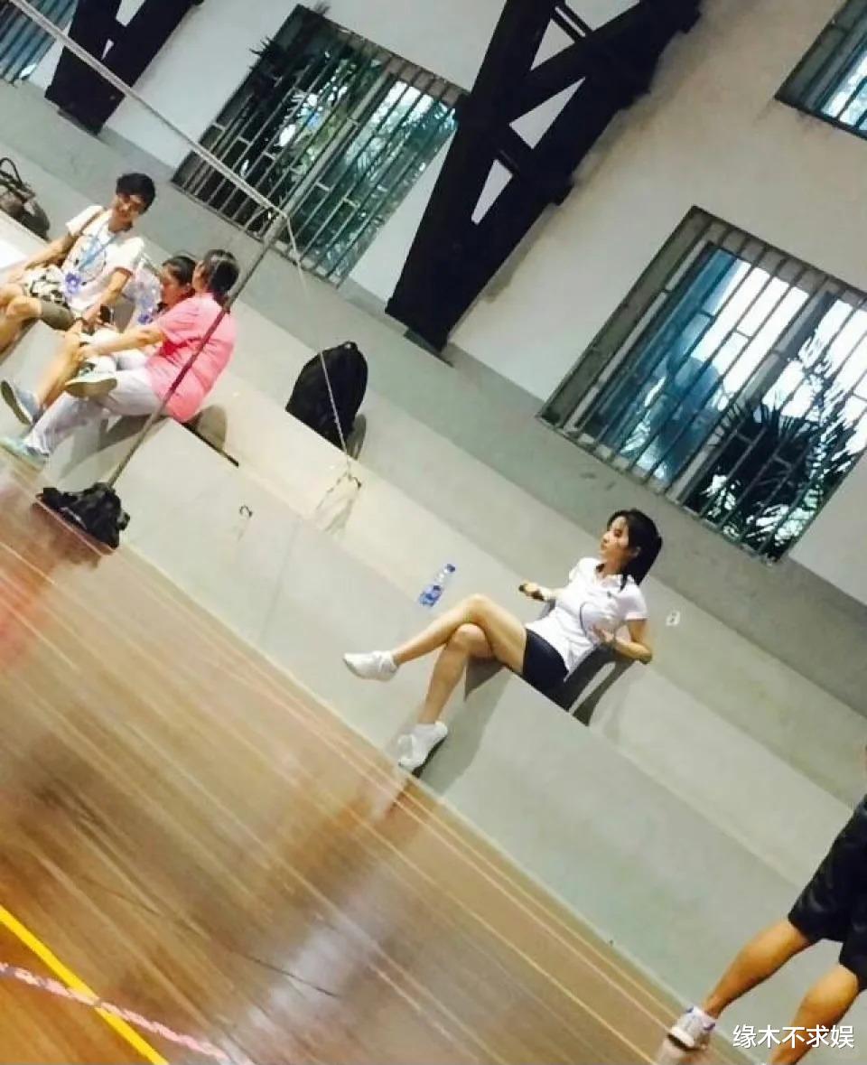 31岁杨采钰打网球，看了她和大5岁刘亦菲的区别，终于懂了陈金飞