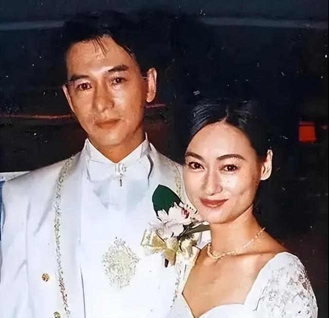 惠英红28岁侄子罕见露面!高大英俊帅出天际,与明星妈妈相依为命