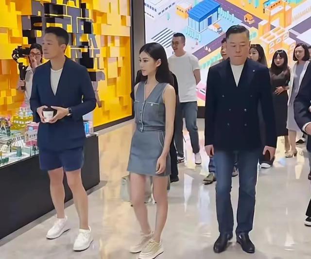 汪小菲与马筱梅新婚秀幸福，双方前任举动引热议，网友表示担心