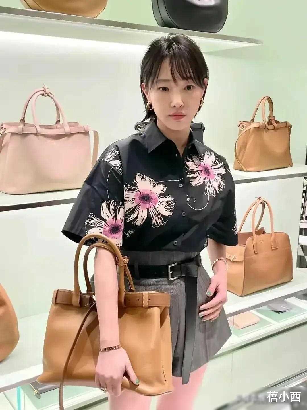 40岁白百何成功再婚后新剪了短发,穿搭时髦洋气,好状态真让人慕