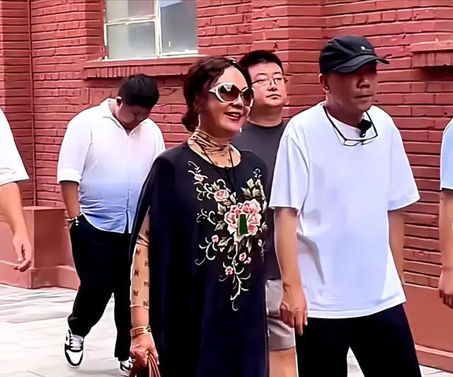 相声演员杨议：让情妇和原配“同吃同住”，还带着和父亲拍全家福