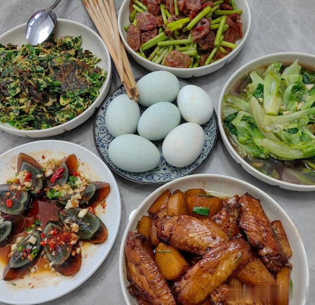 月薪2万的90后夫妻，为省钱在家请客，菜上桌被嫌弃，以后别请了