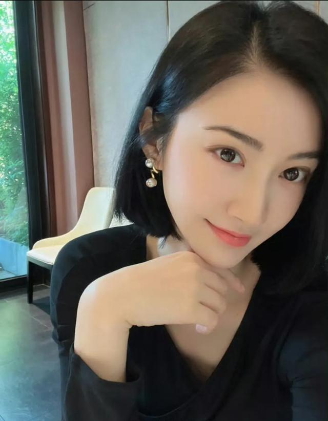 景甜晒短发自拍皮肤白嫩状态佳 穿黑色紧身小V领秀天鹅颈 ?