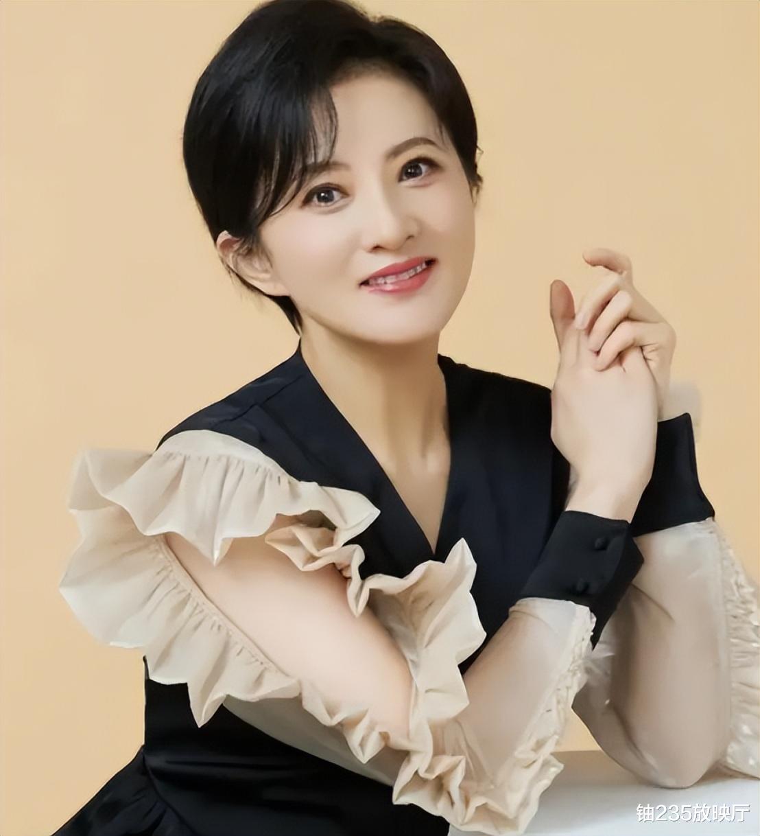 44岁金铭现状:独居北京豪宅,喝茶品茗,坚持不婚不育,独自美丽