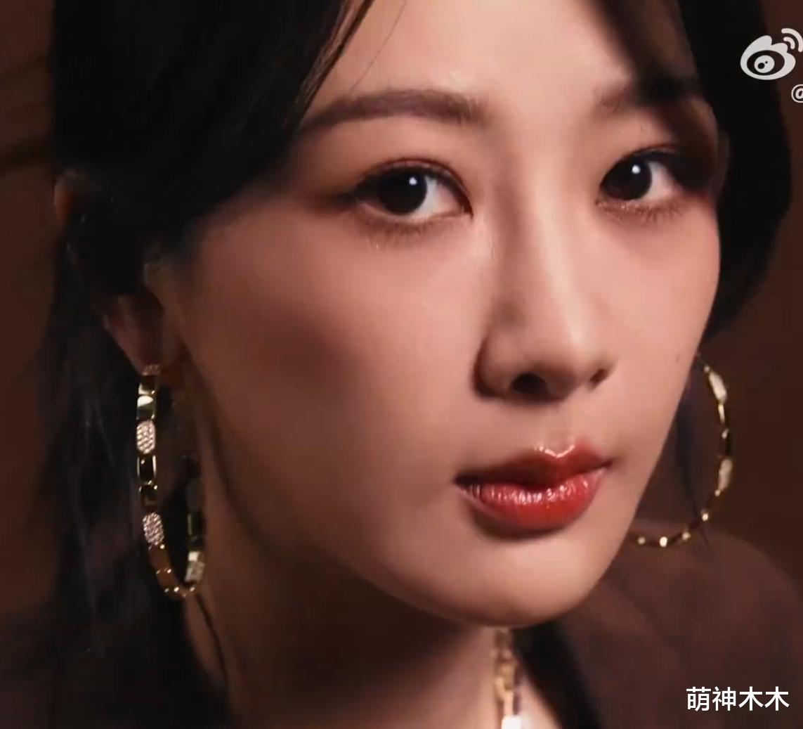 杨紫最新珠宝大片翻车!面部浮肿山根抢镜,被吐槽撞脸傅首尔