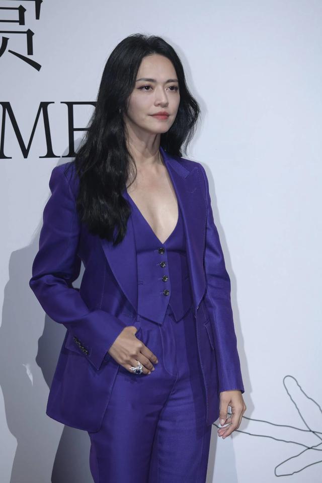 阿那亚红毯：张梓琳像领导、董洁的扇子比造型美、杨幂惊艳压轴