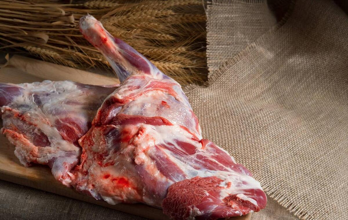 得知我父母在老家养羊，同事找我买羊肉，可她却各种借口不想给钱