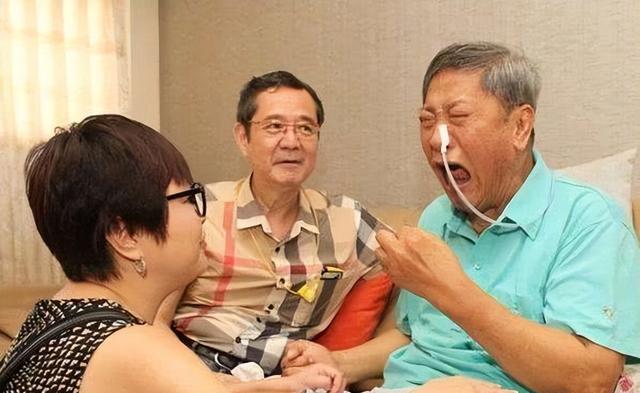 他靠春晚一炮而红，后意外摔成傻子，被妻女抛弃，情人照顾他26年