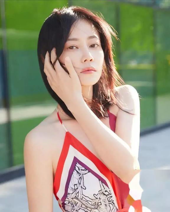 戏里赤裸上阵，生活中守身如玉，曾“一脱扬名”她51岁了还没对象