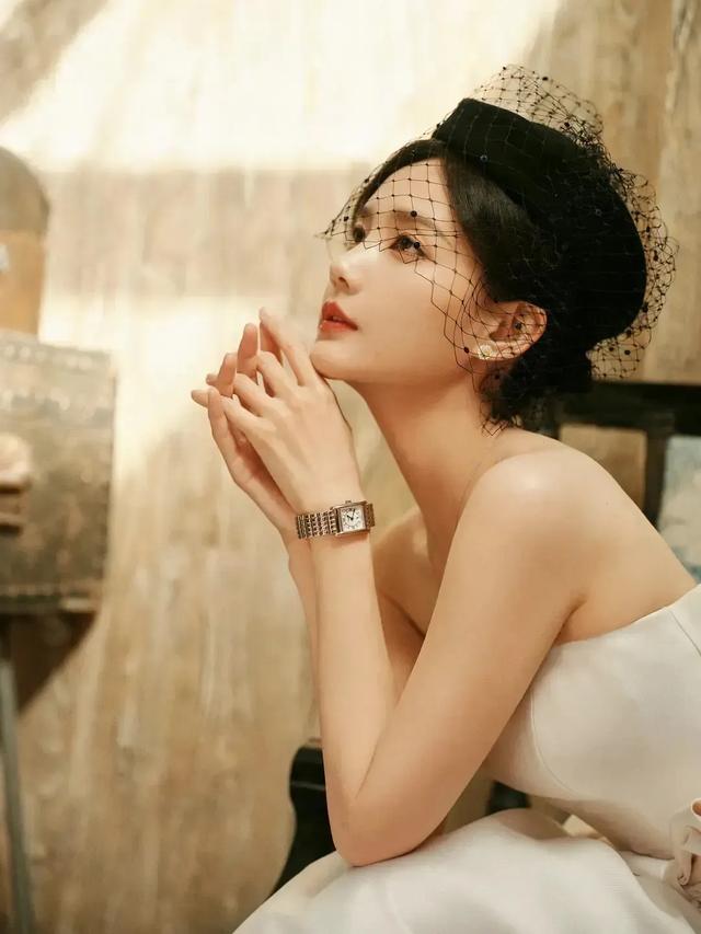 瞧瞧这腿,这腰!李一桐的黄金比例身材,简直是行走的美学教科书