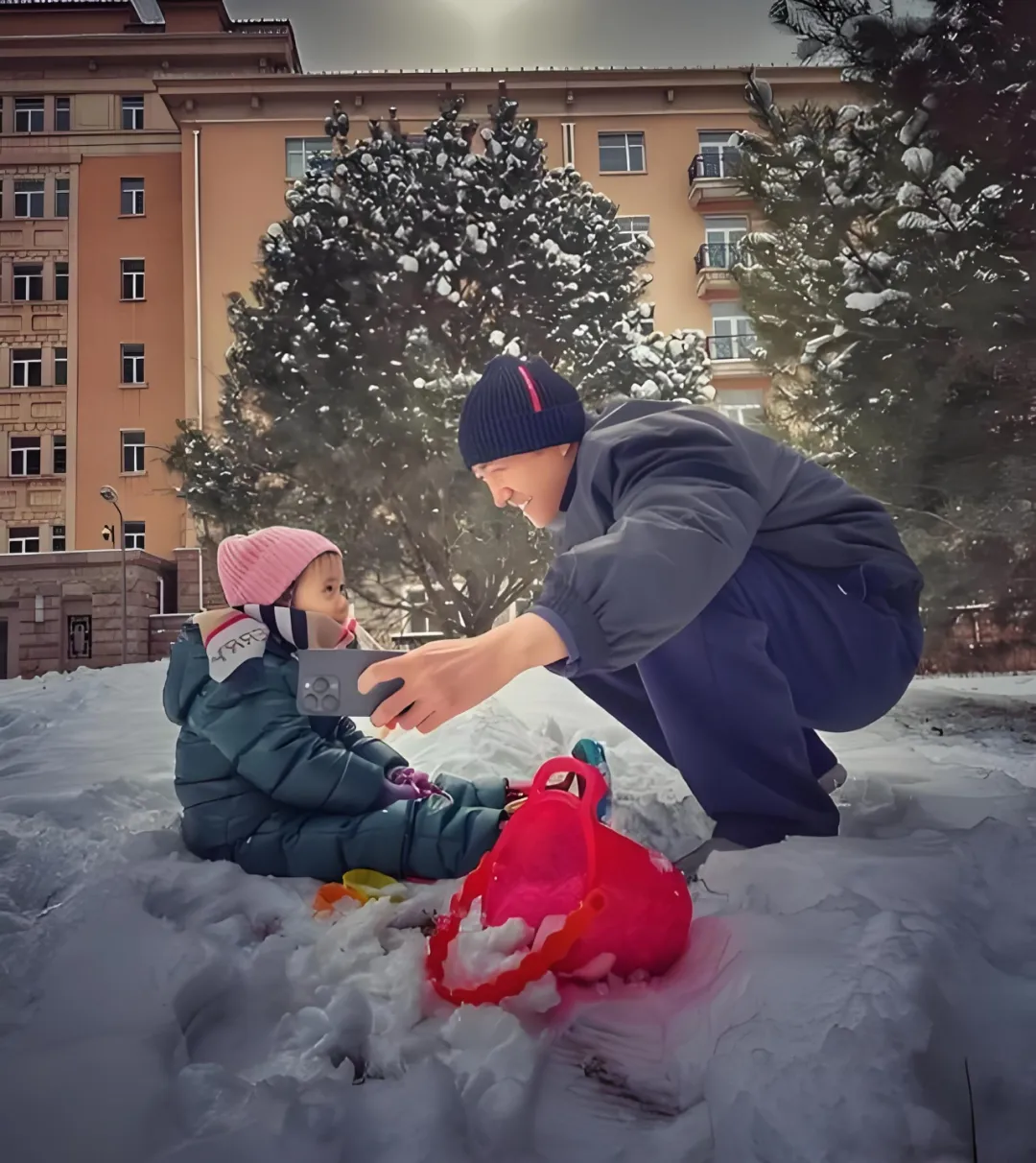 王阳3岁女儿走秀首秀,满头卷发似洋娃娃,网友:比你老爸走的好
