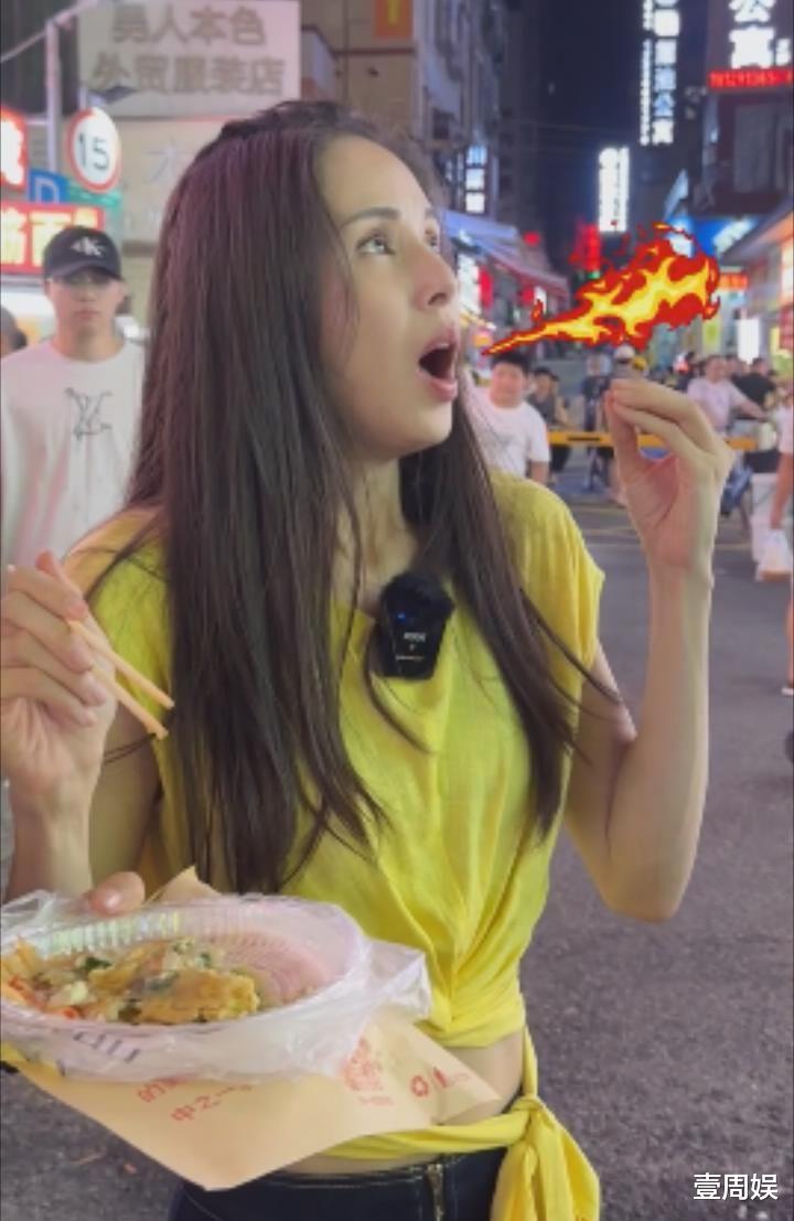 李若彤逛夜市被偶遇,大口吃路边摊接地气,网友:姑姑太能吃了