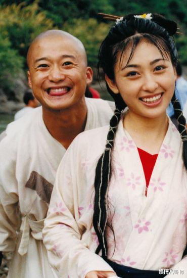 65岁李子雄和42岁娇妻雅琦赶大集，李子雄硬朗无比，雅琦素颜美极了