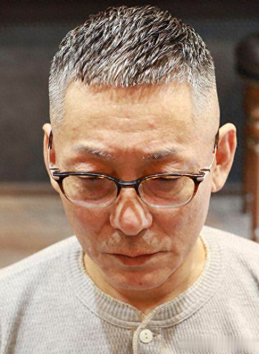 年纪大的男人，这5种“发型”要远离，扮嫩不说还显老，谁留谁土