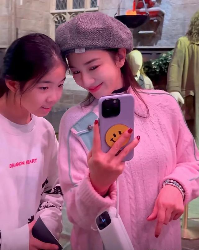 黄奕现身英国陪女儿，一见面黄芊玲鼻子就酸了！妈妈又搂又亲安慰