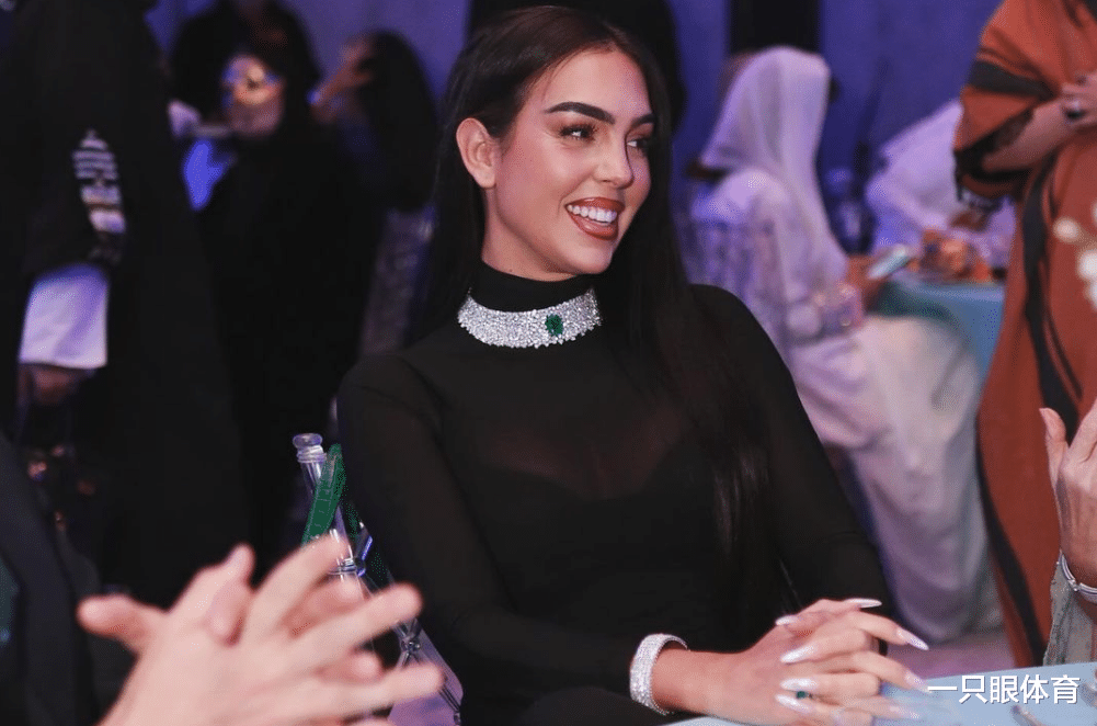 乔治娜优雅赴宴,穿紧身裙涂红唇!高调炫富,戴钻石项圈+手镯