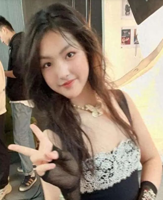 18岁黄多多走性感路线遭吐槽,被网友指责不学好,被指不如王诗龄