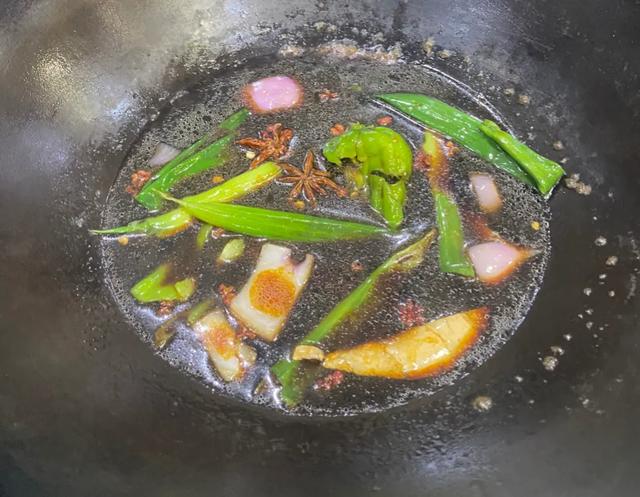 清蒸鲈鱼,鱼鲜肉嫩,老厨师亲授厨艺,原来诀窍有3步,建议收藏