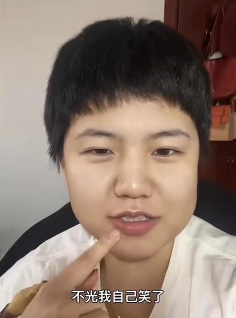 女生花20元剪短发,走出理发店憋不住大笑,晒出对比网友绷不住了