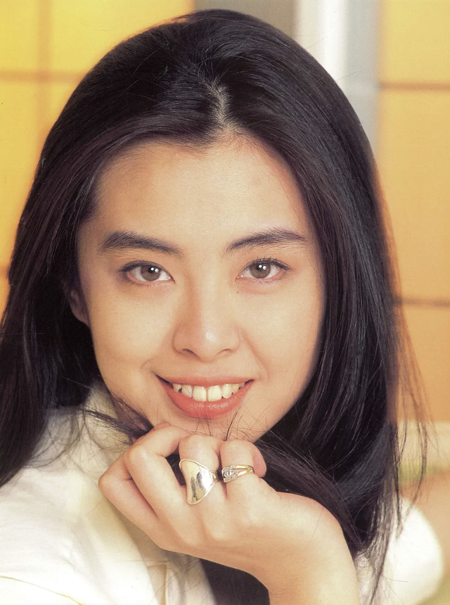 57岁王祖贤现身苏州,长发披肩气质仍清新,被路人偶遇合影没架子