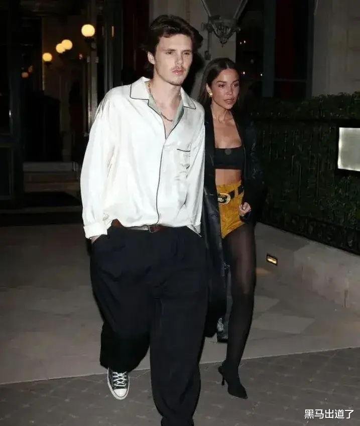 贝克汉姆19岁小儿子与30岁女友官宣,街头热吻超浪漫,贝嫂要哭了