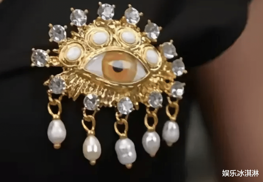 章泽天佩戴“恶魔之眼”惹争议:你这么做,东哥知道吗?