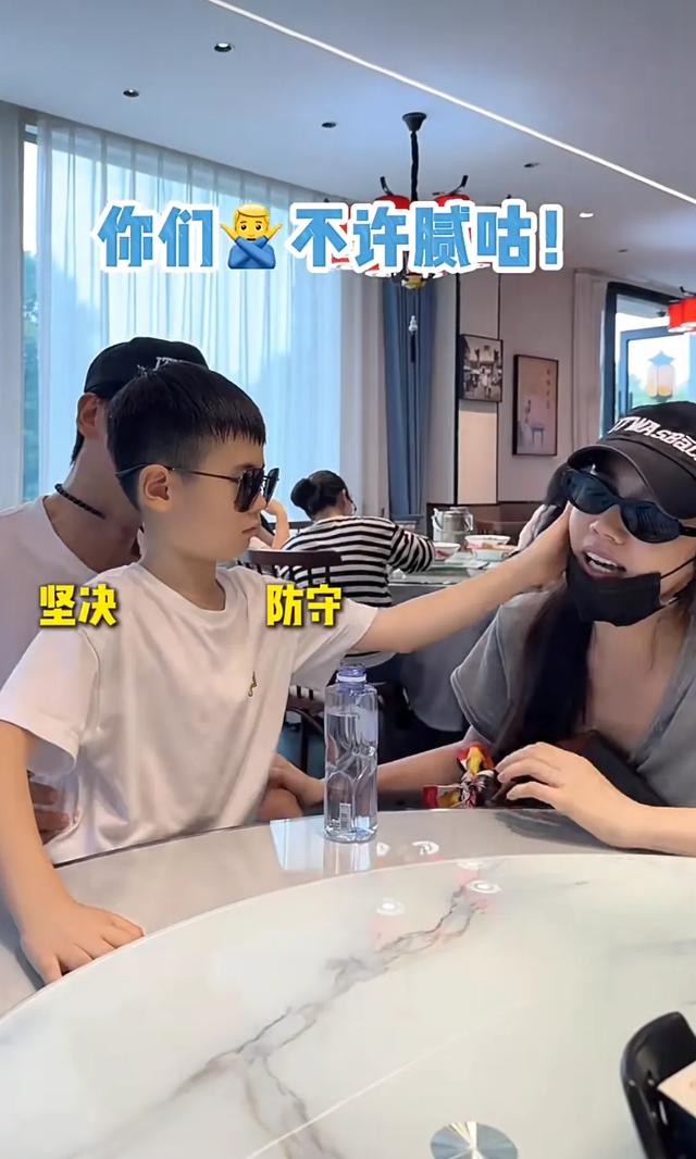 秋瓷炫携子探班于晓光,给啪嗒头发浇水降温,夫妻腻歪被啪嗒阻止