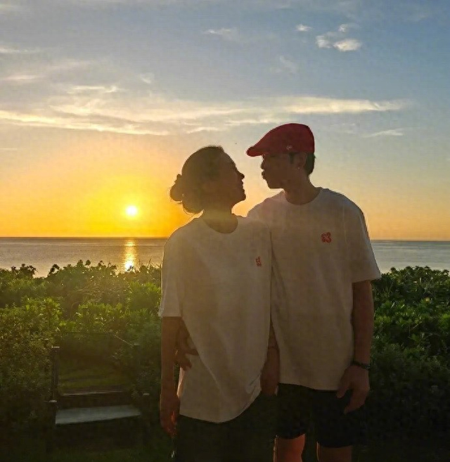 萧敬腾与爱妻日本甜蜜之旅，林有慧身材火辣，牵手瞬间像热恋！