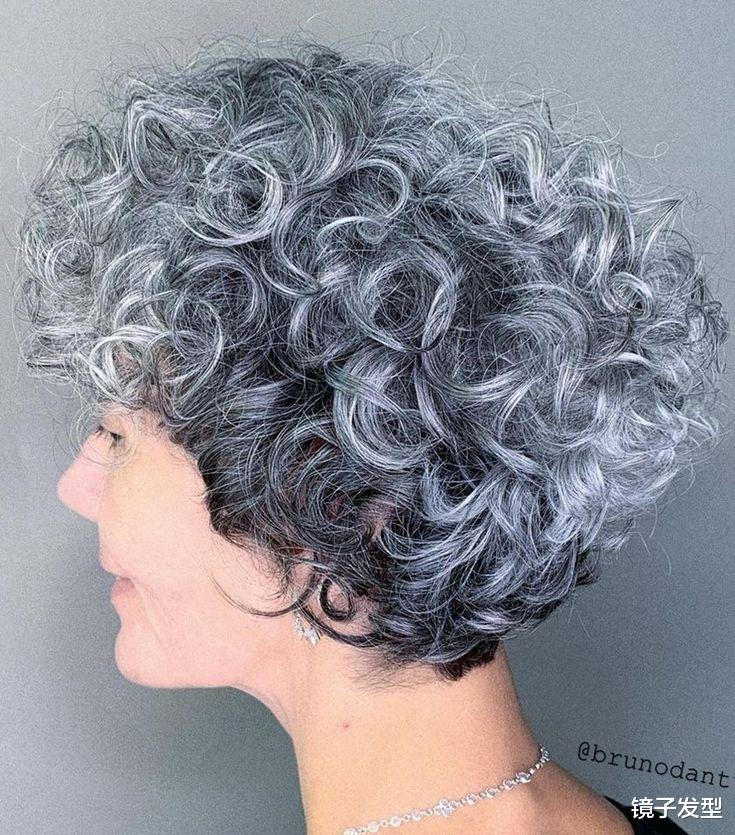 中老年女性的全头烫短发之美