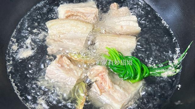 煮肉时产生的浮沫是什么，是脏东西还是精华？吃还是应该撇掉？