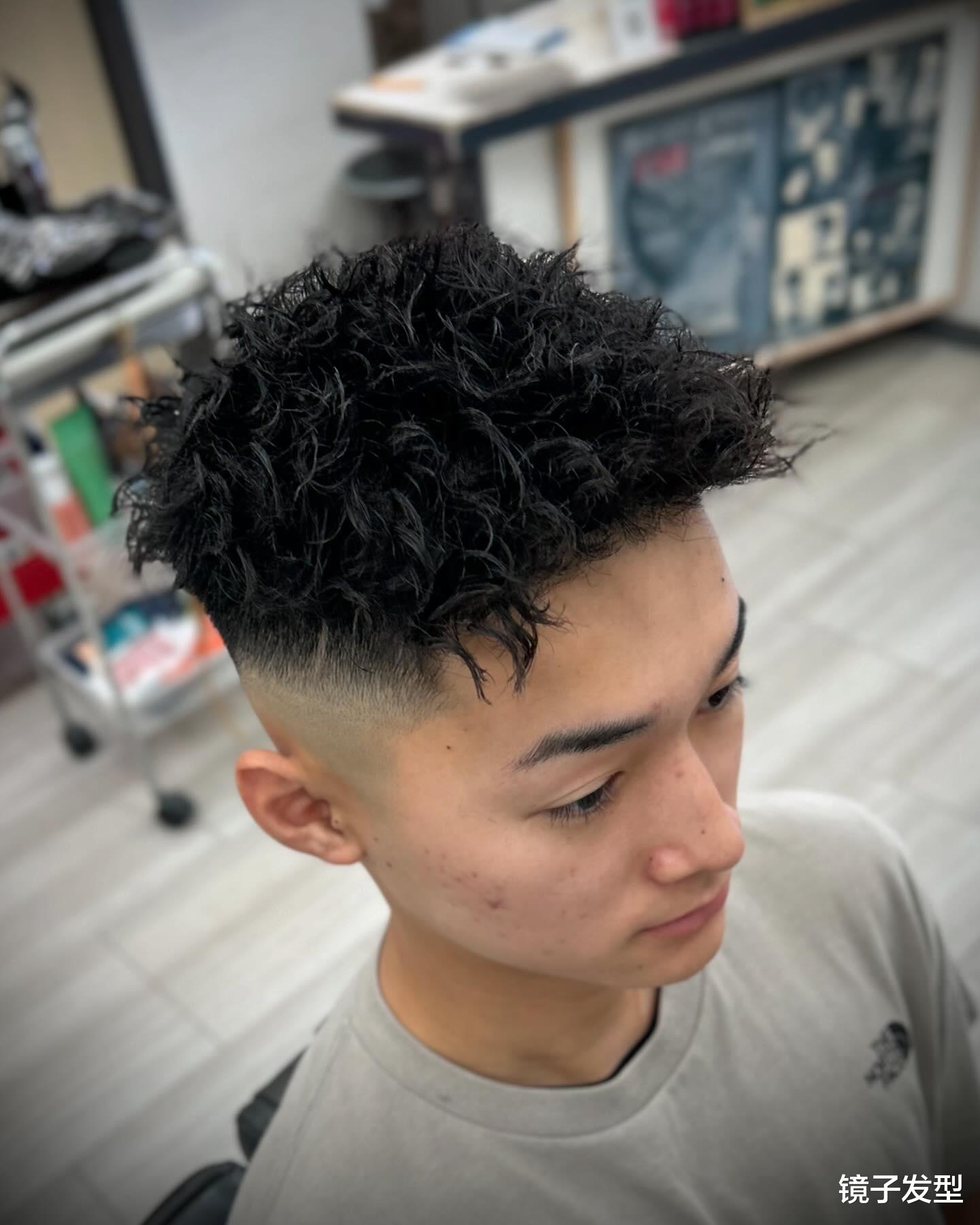夏季男发别乱剪,周边铲短更时尚,清凉还精神
