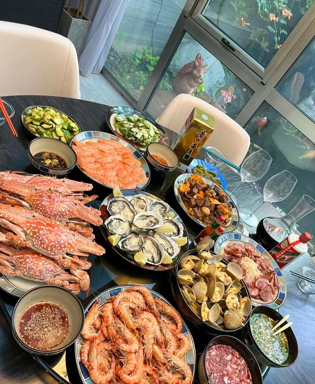 海鲜家宴这样吃！喜欢吃海鲜大餐的朋友赶快点赞收藏起来！