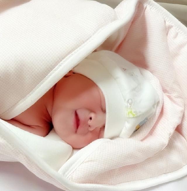 53岁陆川晒儿女正脸照,9岁儿子与3岁女儿酷似妈妈胡蝶,像龙凤胎