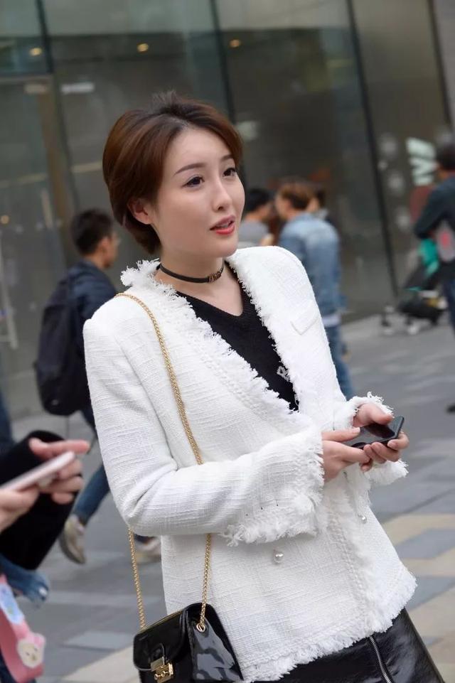 穿短裙搭配长靴秀身材的时尚短发女生