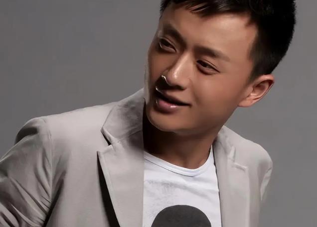 《驻站》发现一张熟脸,二十年前他是娱乐圈的顶流,只是差点运气