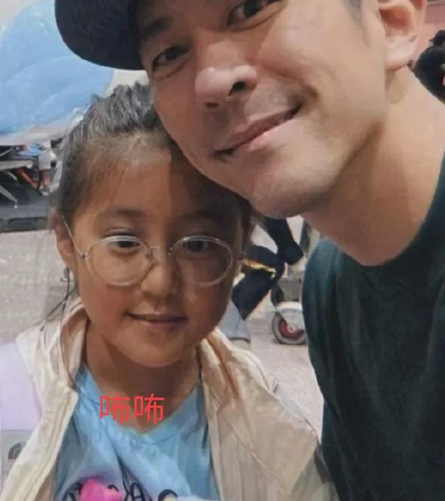 贾静雯女儿咘咘颜值跑偏，既不像妈也没随爸，却像和前夫生的大女