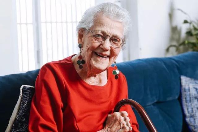 痴呆症与睡觉有关？忠告：身体健康的老人，夏天这几件事也得小心