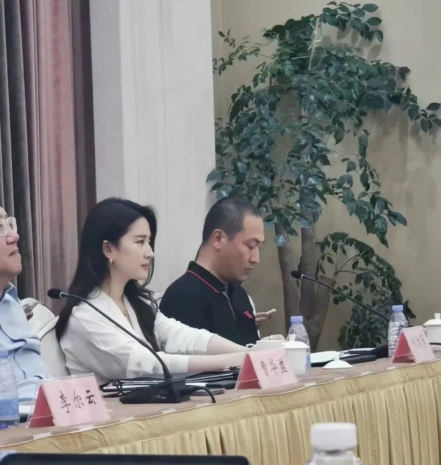 刘亦菲参加北京卫视座谈会，无滤镜还是「仙气飘飘」，气质竟然和亲爸一模一样