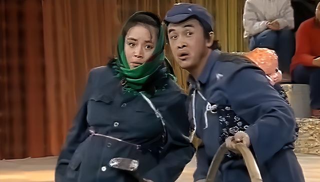 上午被免职下午被带走?连登24年春晚的黄宏,为何落得如此下场?