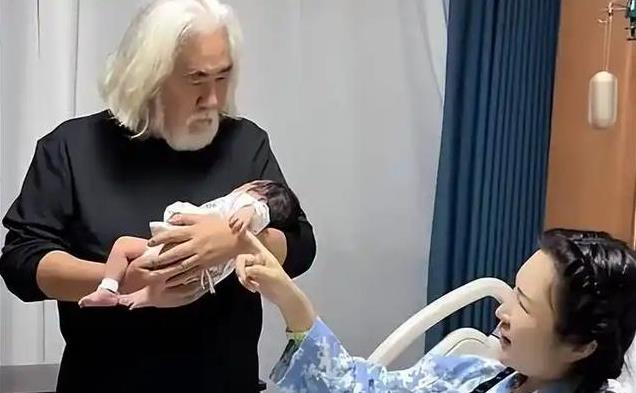 一场满月酒,让张纪中藏了多年的“体面”,被一瓶可乐撕了个粉碎